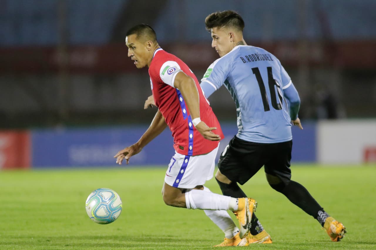Uruguay controla el juego y el partido solo se juega en el medio campo de Chile.
