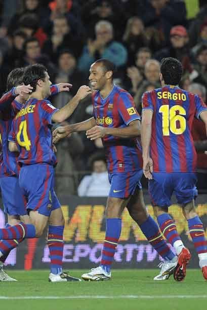 Después fue el turno de Thierry Henry, quien marcó el 2-0 de falta.