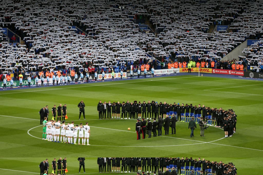 Un emotivo minuto de silencio ocurrió en el King Power Stadium antes del partido, todos los colaboradores del Leicester City fueron parte de él, junto a los árbitros y los jugadores del Burnley (izquierda).