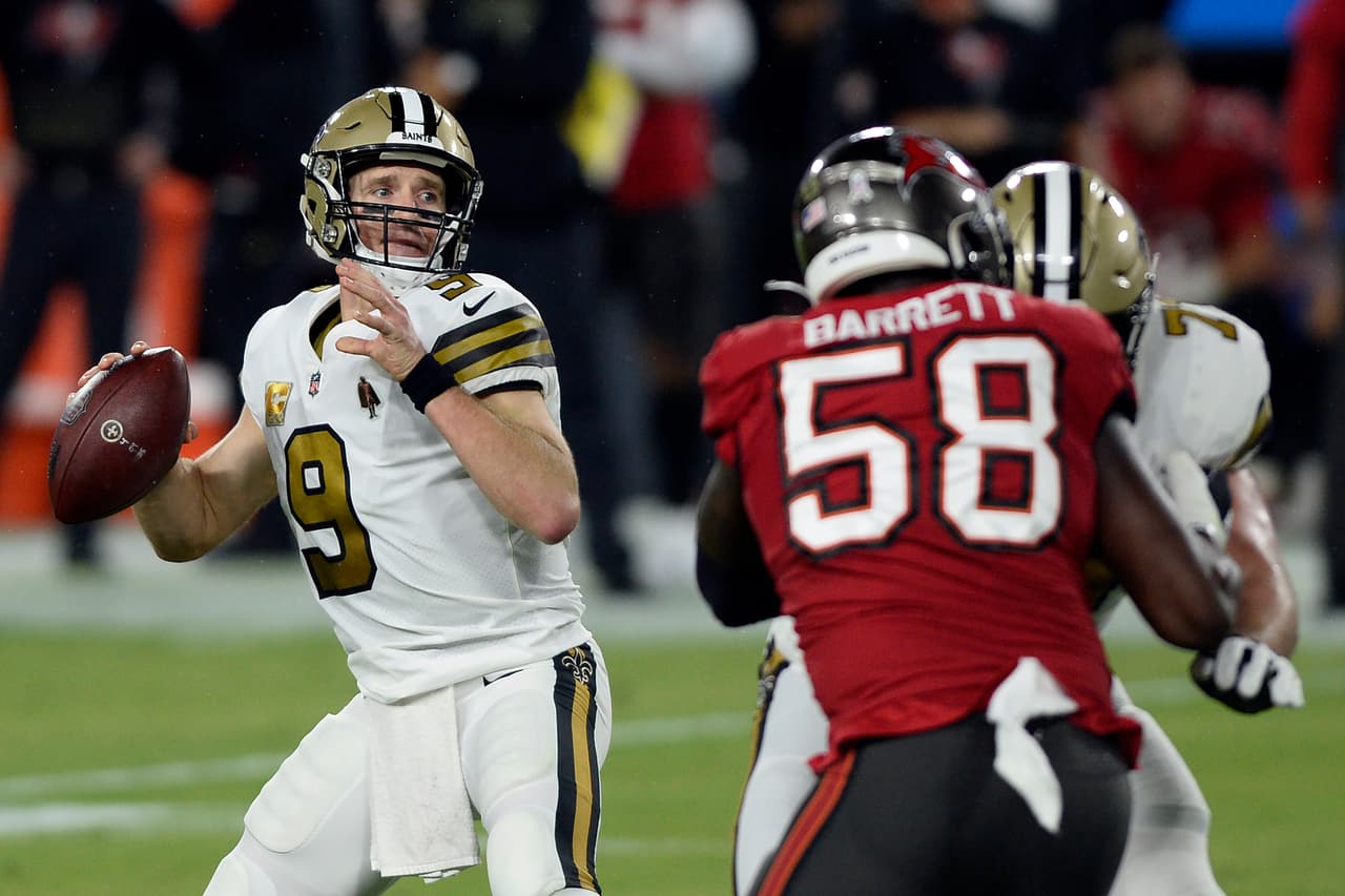 Drew Brees tiene una estupenda noche frente a los Buccaneers y con cuatro pases de anotación y cero intercepciónes, los Saints vencen a Tampa 38-3 en su casa.