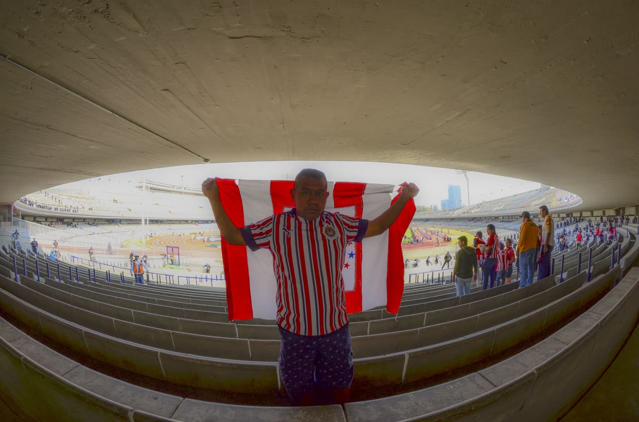 La pasión fluye entre los fanáticos de Pumas UNAM y Chivas de Guadalajara en el duelo de la Jornada 12 en el estadio Olímpico Universitario por el Clausura 2019 de la Liga MX.