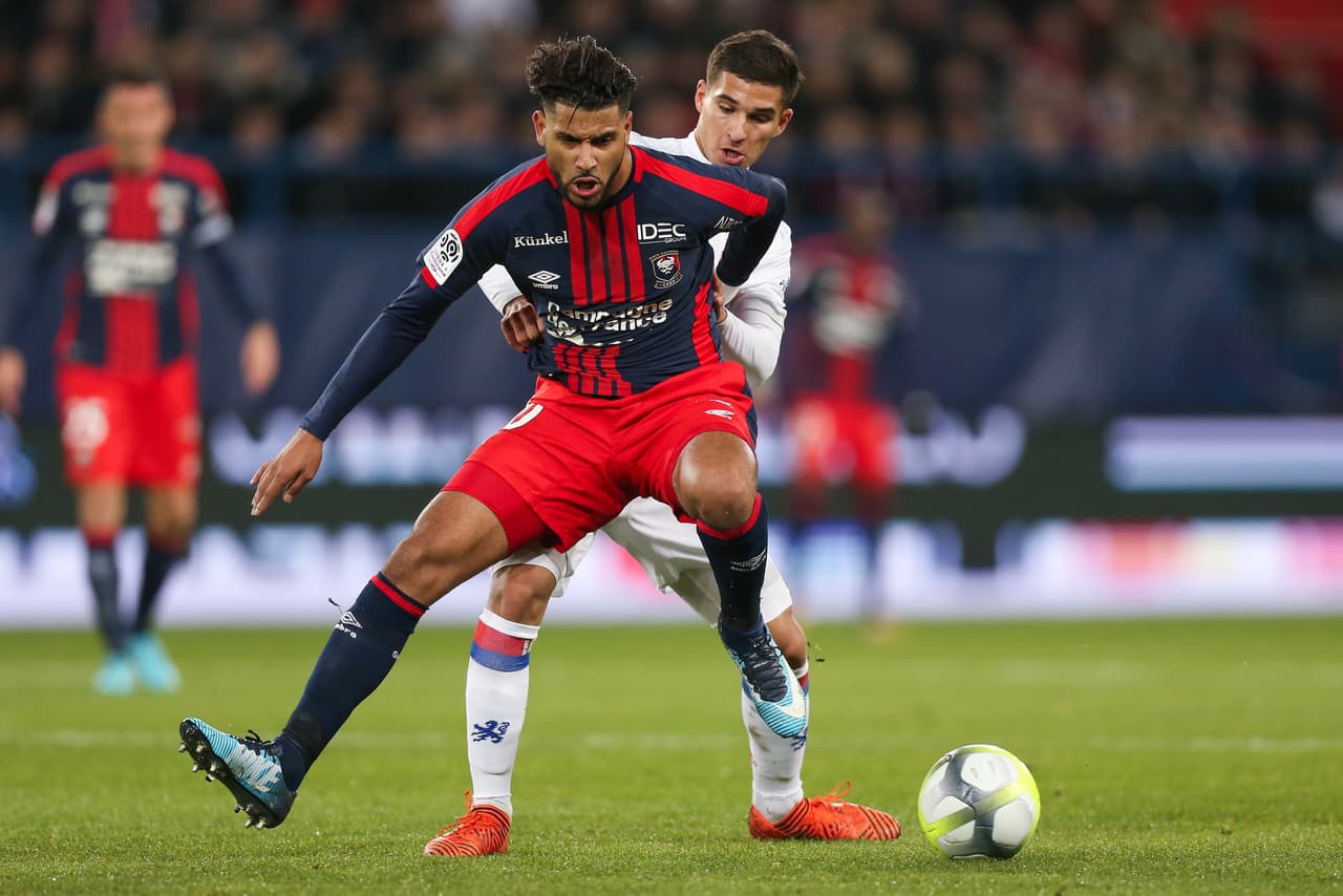 Su entrega en el campo, con apenas un año de experiencia como profesional, le ha dado un lugar entre los titulares de su club y un crecimiento evidente entre los de su generación.