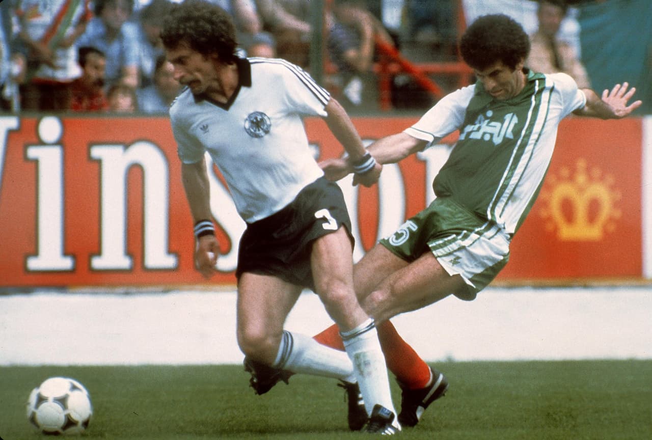Especular consiste en tener el balón sin ninguna intención de atacar al rival ni cederle la posesión, con la idea de mantener un marcador que resulta favorable. Un caso representativo pasó en el Mundial de 1982 cuando en el juego entre Alemania y Austria ninguno de los dos equipos atacaba a su rival con la intención de mantener ese resultado en perjuicio de Argelia.