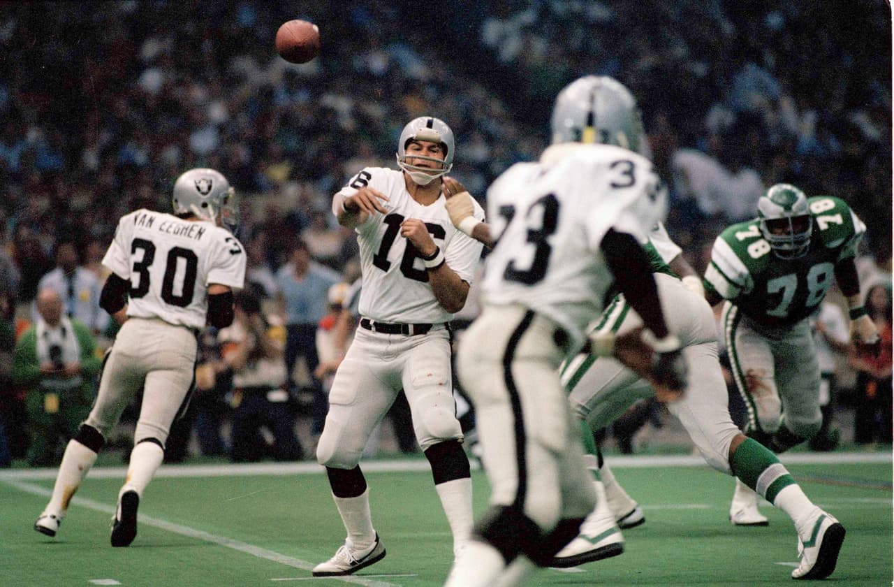 Super Bowl XV (Oakland Raiders 27-10 Philadelphia Eagles) | El partido se jugó una vez más en el Superdome. MVP: Jim Plunkett (QB Oakland). Costo de comercial de 30 segundos en la NBC: 324 mil dólares.