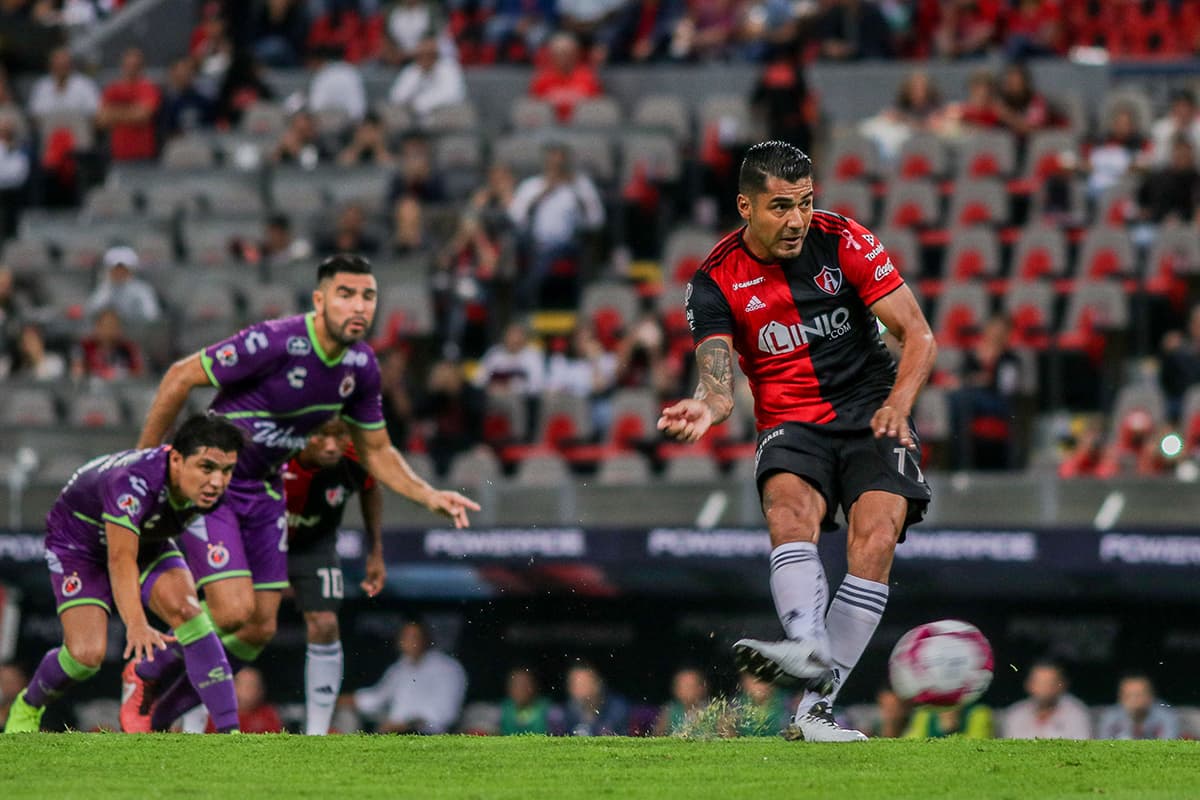 El delantero colombiano Jefferson Duque (derecha) falló el penal a los 13 minutos que pudo ser el empate de Atlas.
