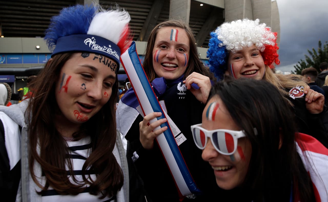 El Parque de los Príncipes, en París, contó con la presencia de miles de aficionados que no se querían perder el comienzo de la Copa del Mundo Femenina. La ceremonia contó con coreografías, colores y la presentación de la artista local Jain en un show muy llamativo.