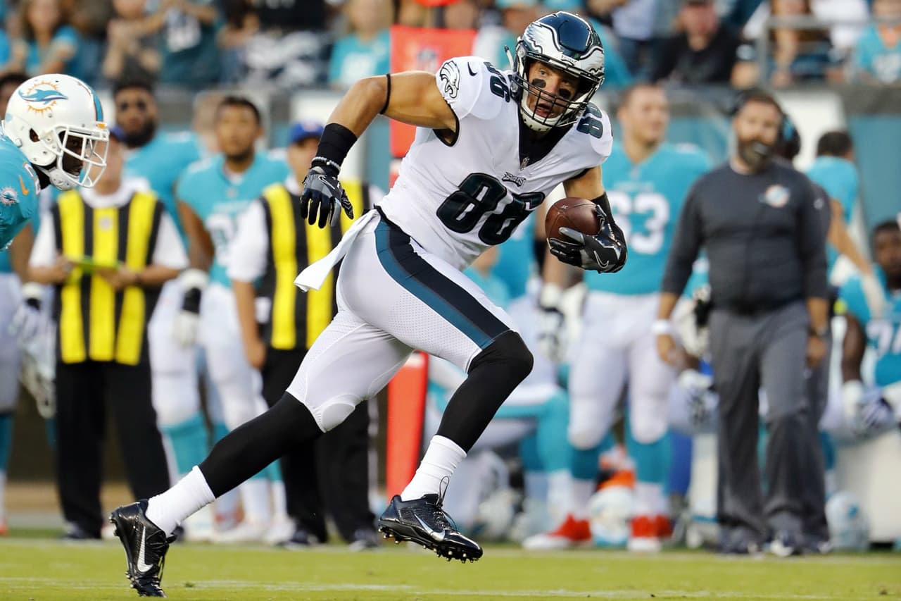 10. Zach Ertz | Philadelphia EaglesLleva dos años consecutivos recibiendo para más de 800 yardas y en 2016, aunque los arribos de Alshon Jeffery y Torrey Smith podrían afectar sus números. Quizás valga la pena tenerlo en observación al inicio de la campaña y observar su evolución conforme pasen las semanas.