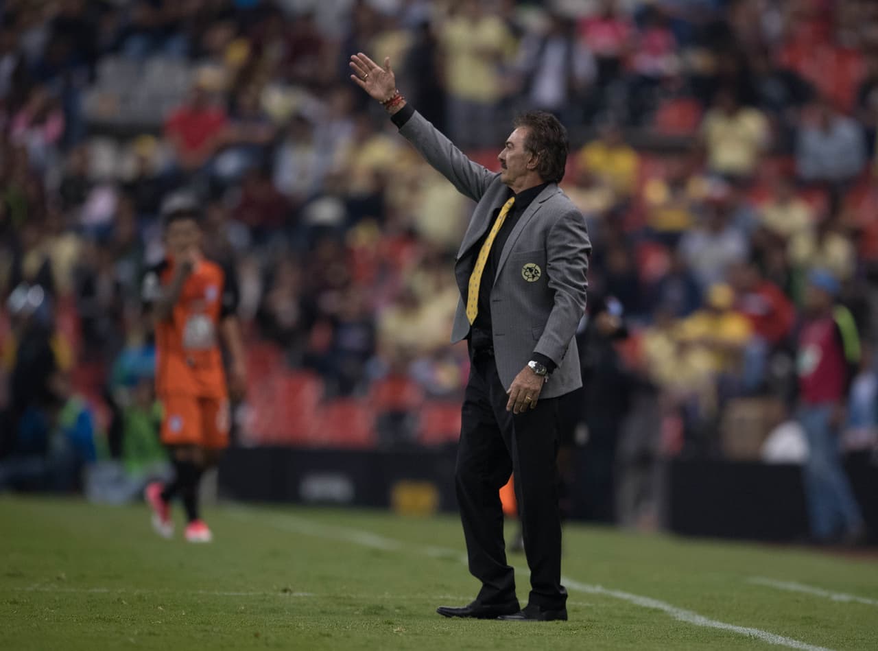 Pese al buen andar del América con La Volpe a la mitad del torneo, las últimas tres fechas se contaron por derrotas (Santos, Atlas y Pachuca) y ello costó la fulminante eliminación azulcrema. ¿Costará también el puesto al 'Bigotón'?