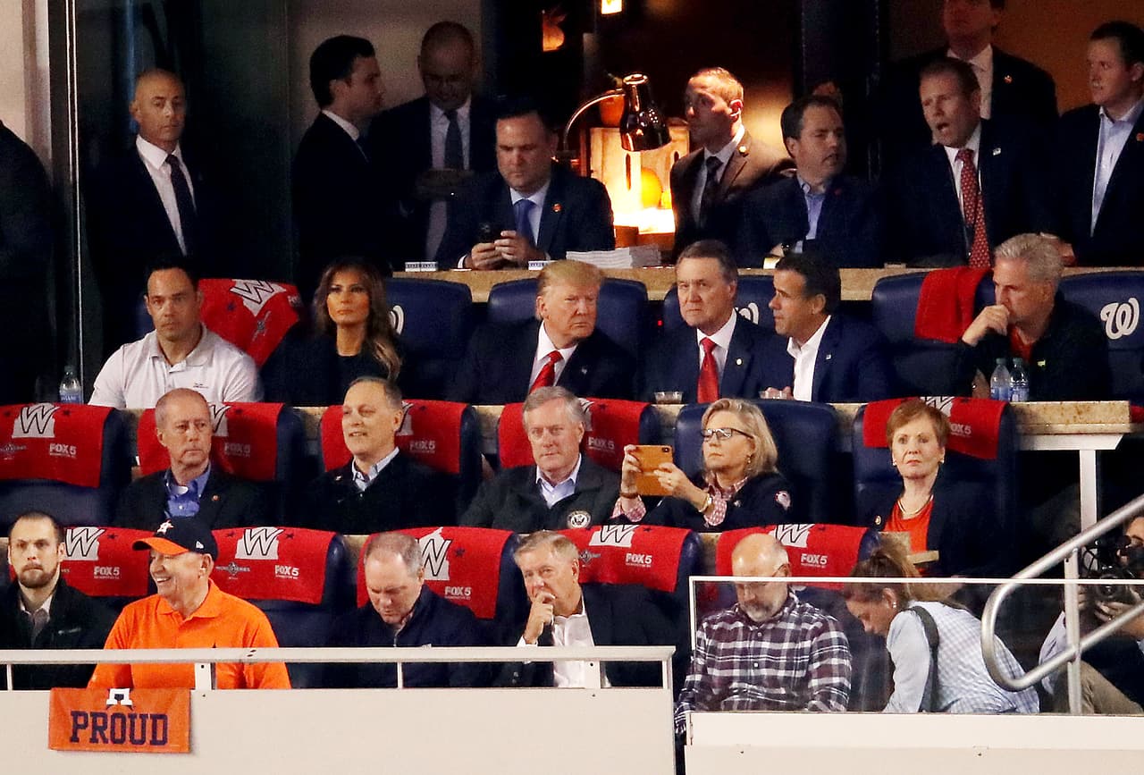 Trump sonrió ante lo sucedido y disfrutó del partido en uno de los palcos del estadio.