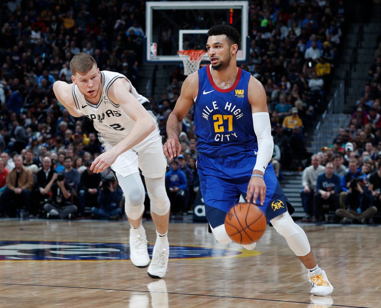Gracias a 31 puntos de Jamal Murray (derecha), los Nuggets superaron 102-99 a San Antonio.