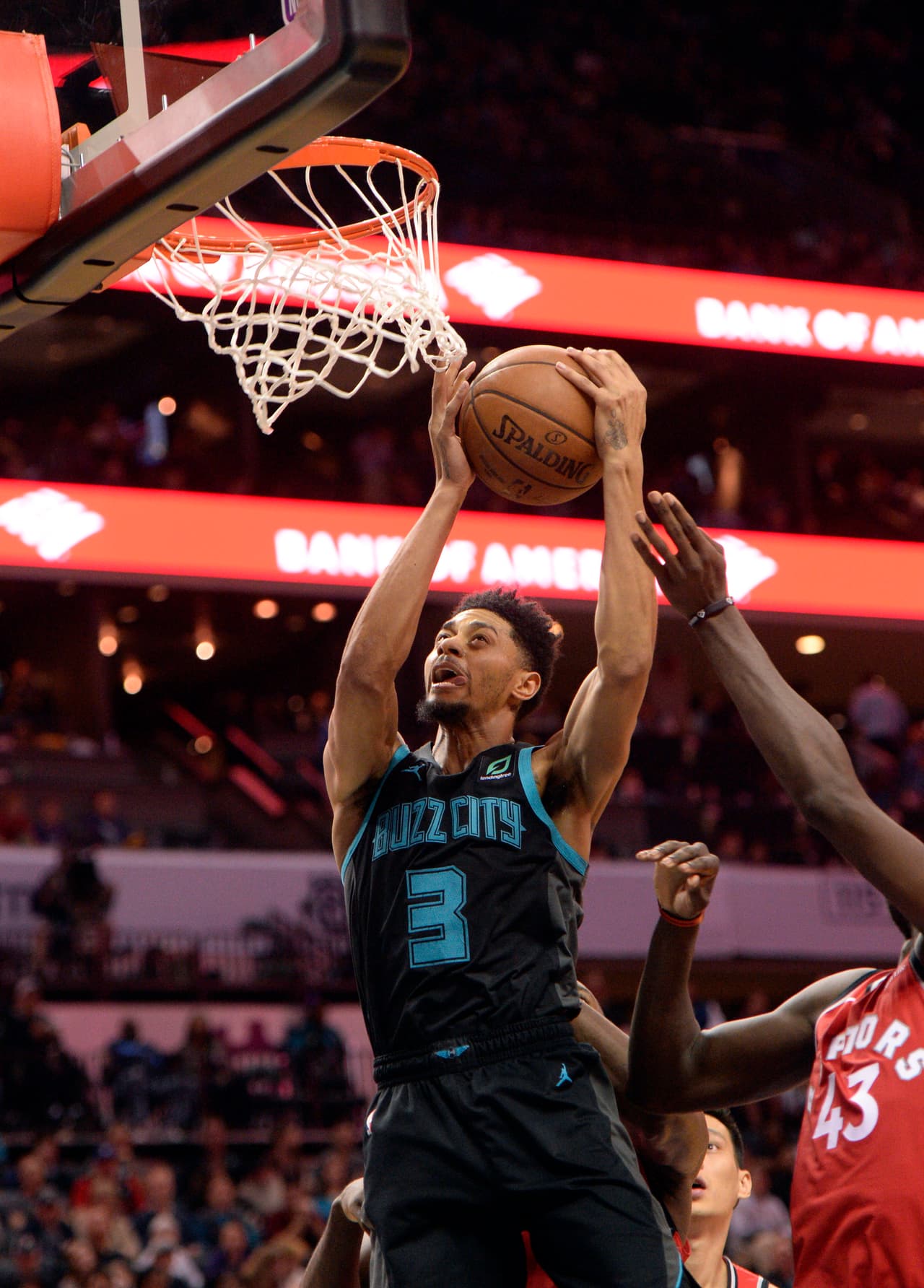 Raptors 111-113 Hornets: en el Time Warner Cable Arena el quinteto de Charlotte mantuvo su ilusión de clasificar a los playoffs en el Este con un triple en el último segundo de Jeremy Lamb. El que más puntos logró fue Kemba Walker, pero el escolta se robó el show con esa canasta.