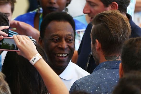 Pelé saludando a Beckham. Mira aquí los videos más chismosos.