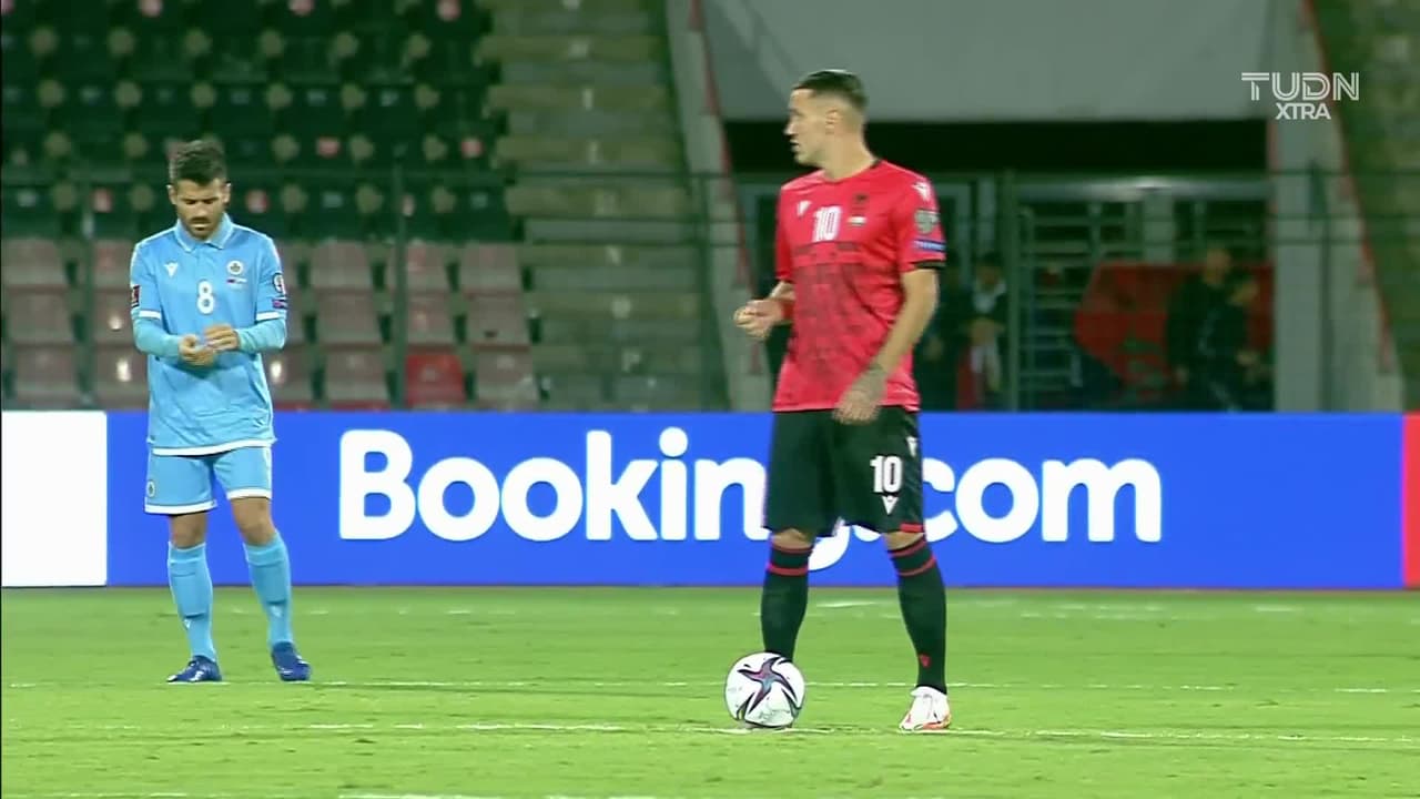 Arranca el partido y la pelota está en juego.