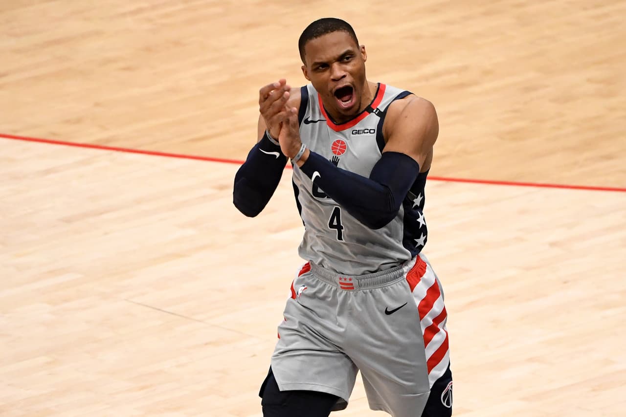 <b>Puesto 14. Russell Westbrook (baloncesto)</b>
<br>
<br>Ganancias totales: 59 millones de dólares.
<br>
<br>Ganancias en el deporte: 33 millones de dólares.
<br>
<br>Ganancias en patrocinios: 26 millones de dólares.
<br>
<br>La revista redondeó las cifras de ganancias al medio millón más cercano (con las excepciones de los premios en metálico de Roger Federer y Tiger Woods, que estaban muy por debajo de los 500,000 dólares).
<br>