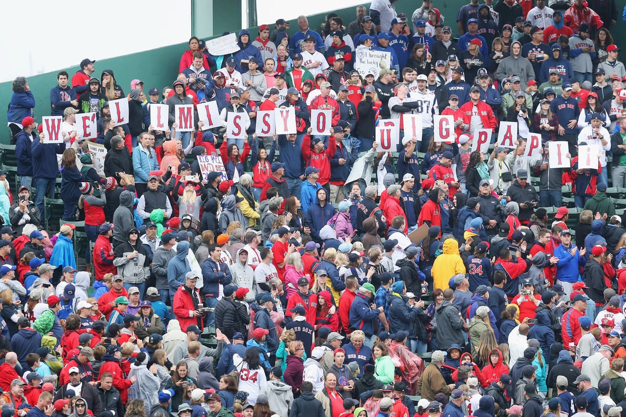 La afición se rindió ante el pelotero y lo reconoció con un sin múmero de elogios a lo largo y ancho del Fenway Park.