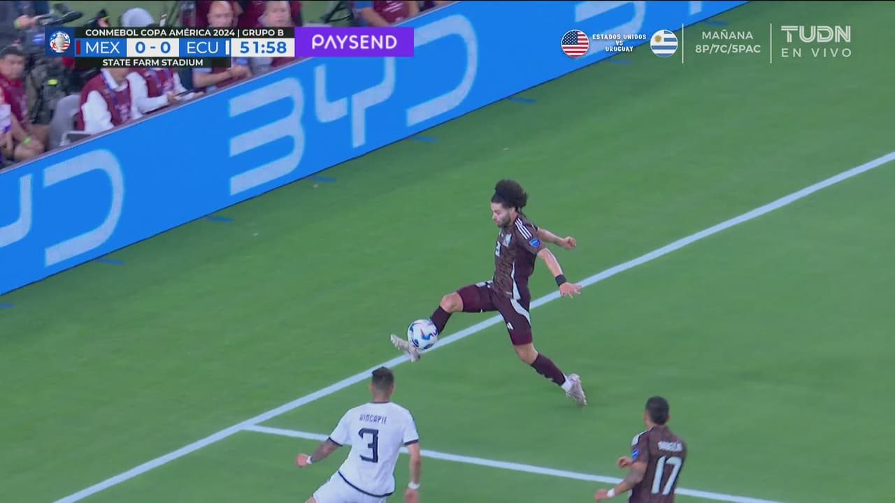 ¡Pedían otra mano! El recentro del Chino la toca Hincapié y la desvía