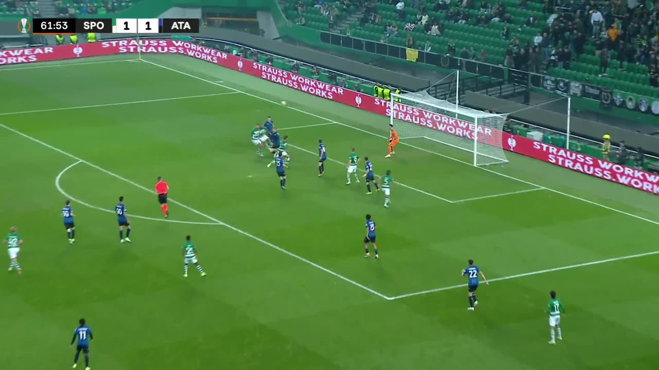 ¡CERCA! Sebastián Coates disparó que se estrella en el poste.