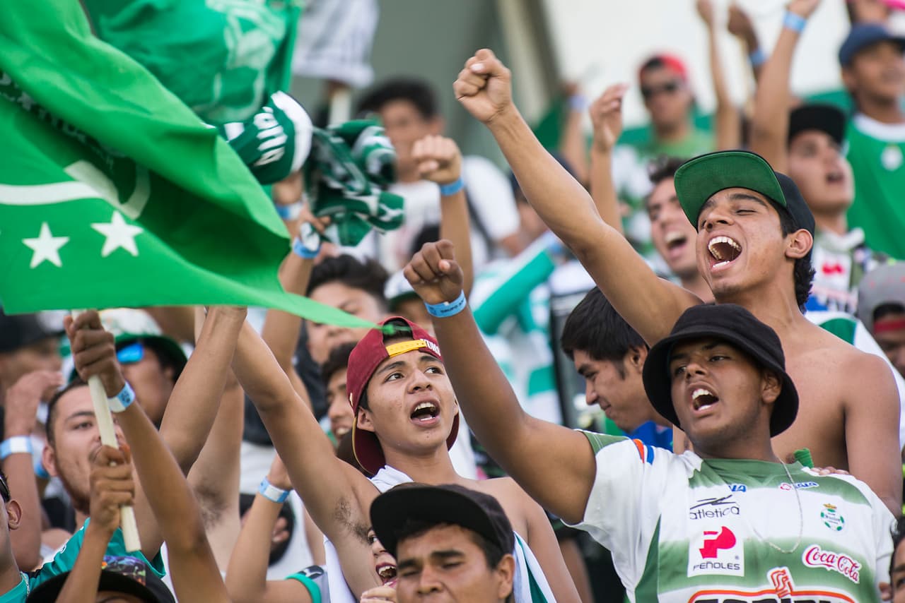 El color de la afición en la Jornada 9