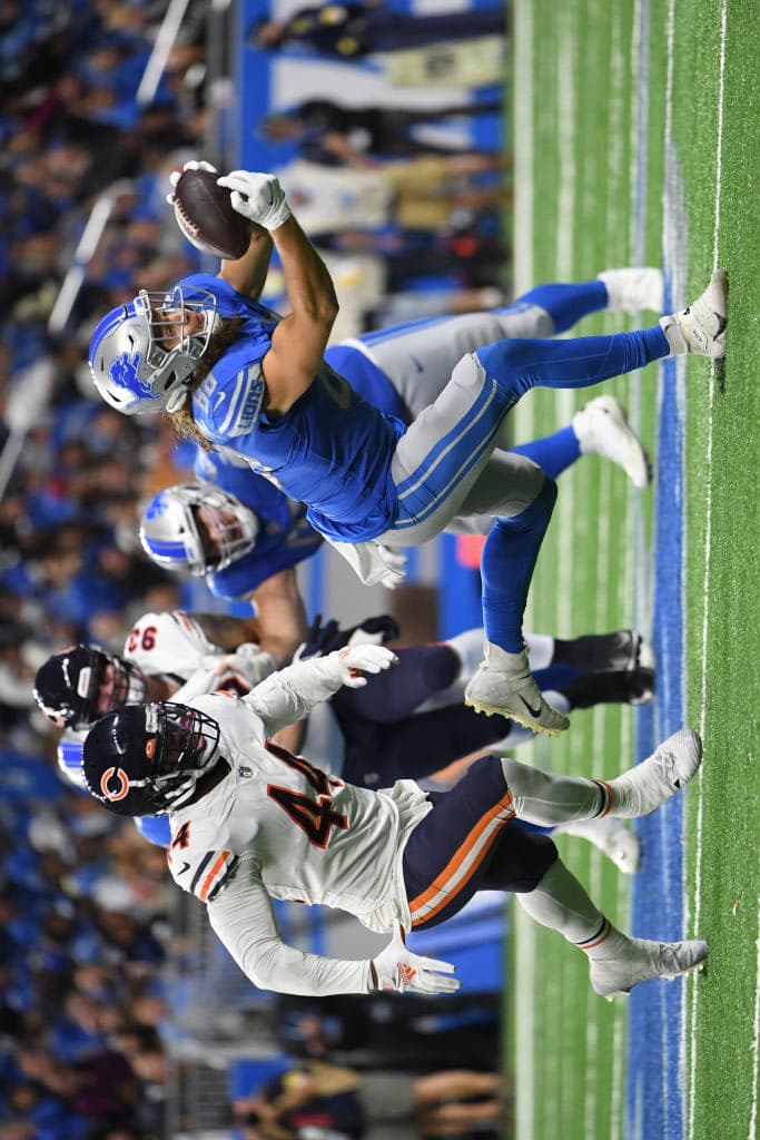 Los Chicago Bears le roben el primer triunfo a Detroit en los últimos segundos 16-14, Las Vegas Raiders sufren mucho en Dallas, pero vencen 36-33 en el overtime y Buffalo aplastó a New Orleans 31-6 en el Superdome.