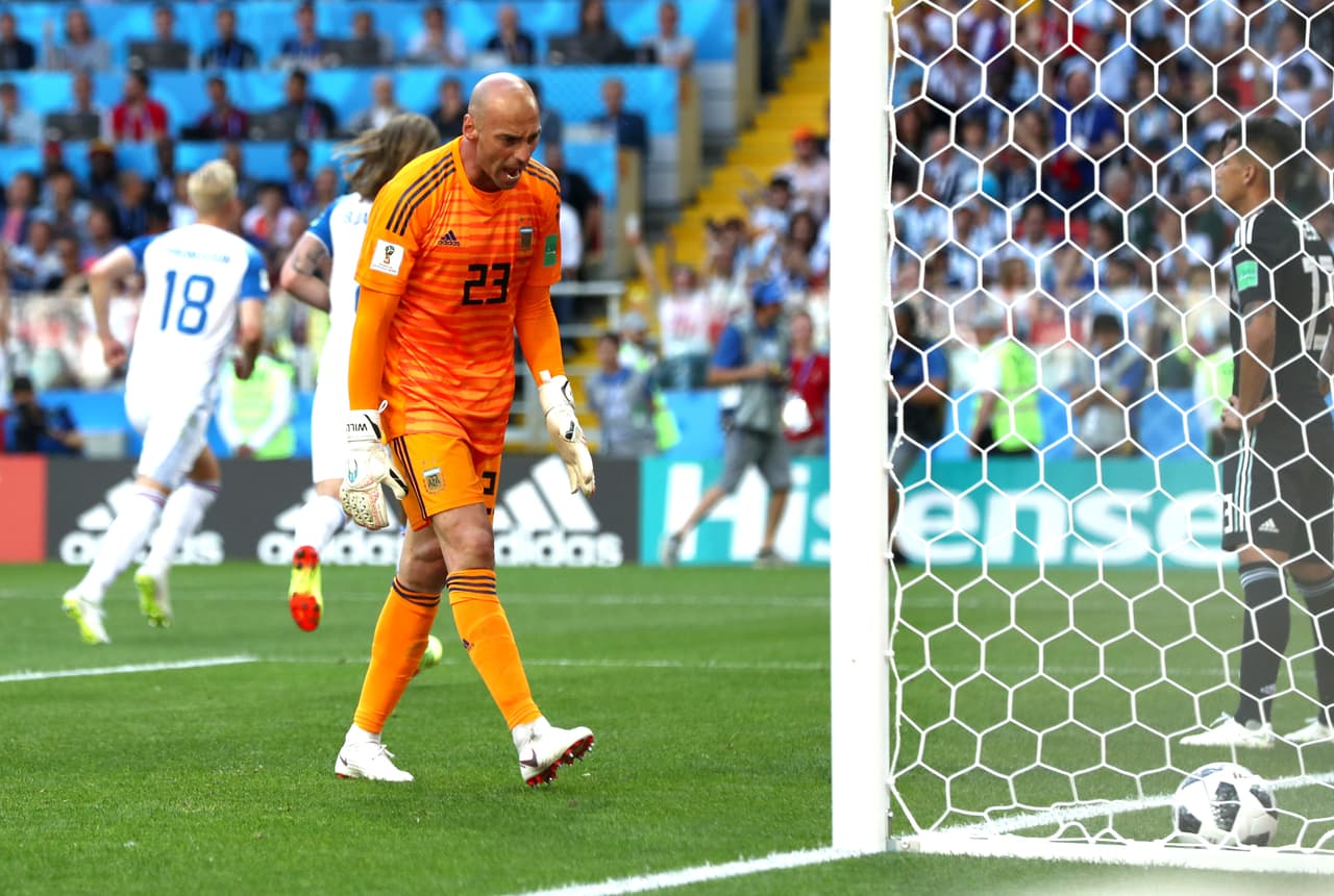 El arquero Wilberto Caballero cedió el rebote y por eso el lamento tras la igualdad contra Islandia.
