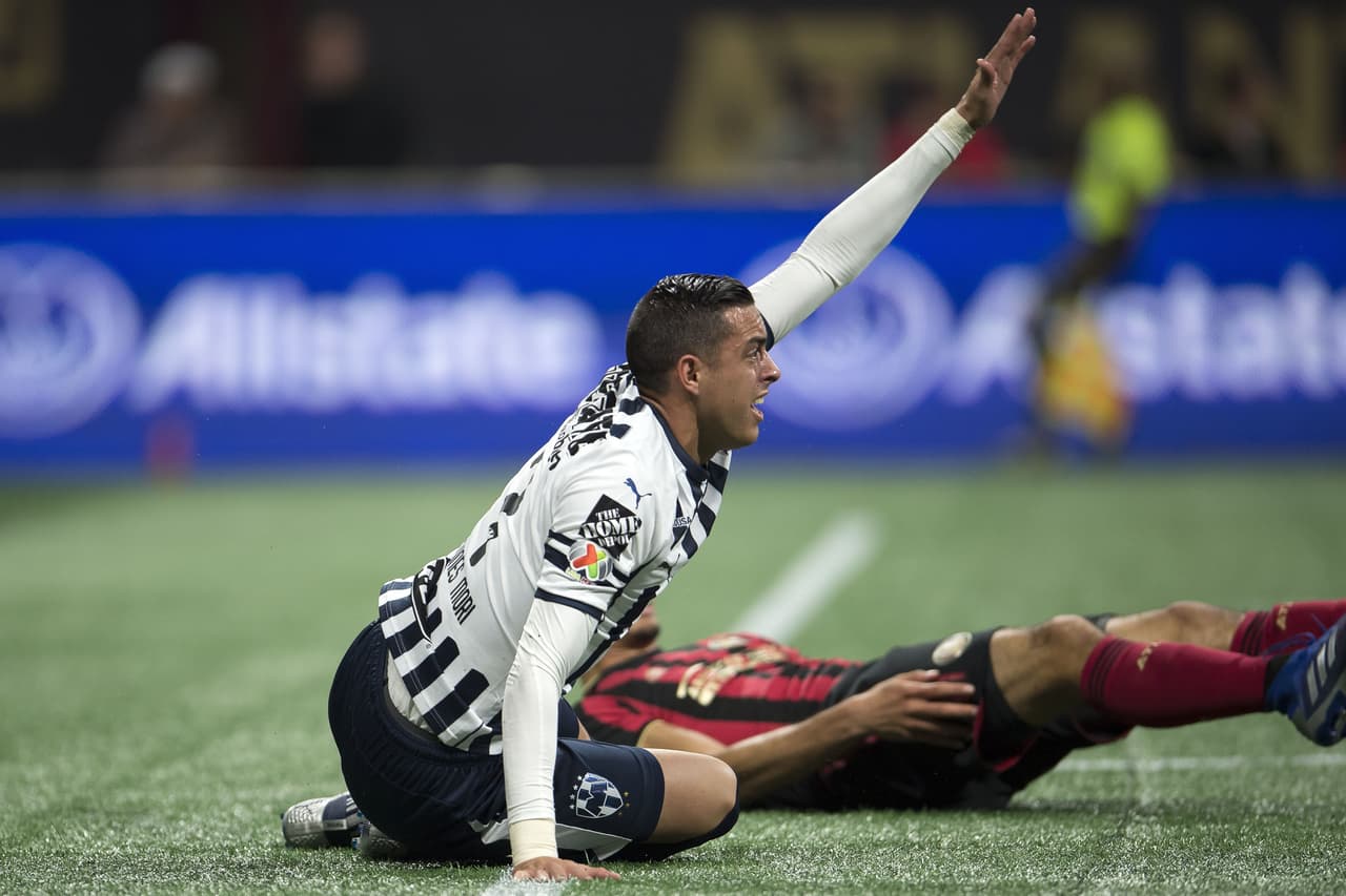 Aquí Rogelio Funes Mori quejándose con el árbitro de una falta que pensó le habían cometido aunque no se señaló tal cosa. Eso sí, se fueron al descanso con un empate 0-0 que en nada beneficiaba al Atlanta United.