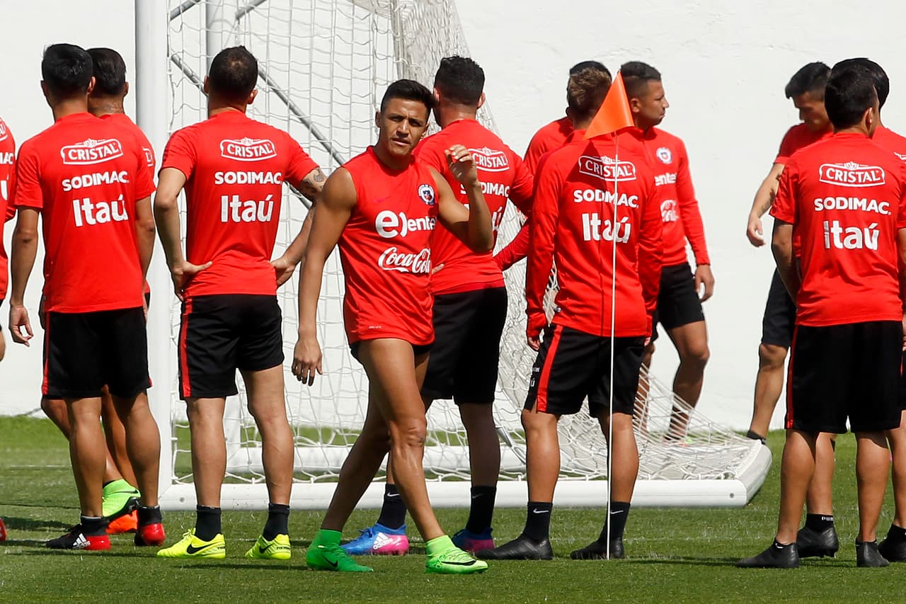 Chile's Alexis Sanchez (C) takes part in a training session in Santiago, Chile, on March 26, 2017, on the eve of their FIFA World Cup Russia 2018 South American qualifier match against Venezuela. / AFP PHOTO / CLAUDIO REYES (Photo credit should read CLAUDIO REYES/AFP/Getty Images)
