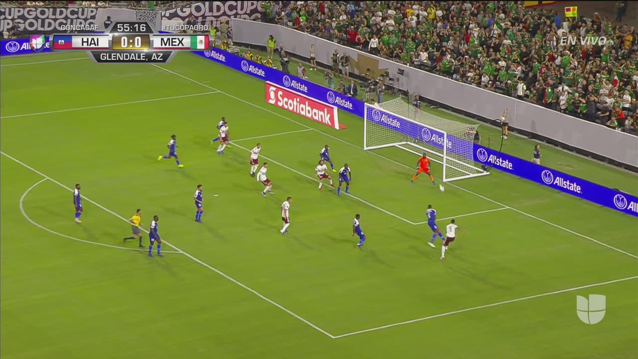 Carlos Salcedo quiso romperle el arco a Placide