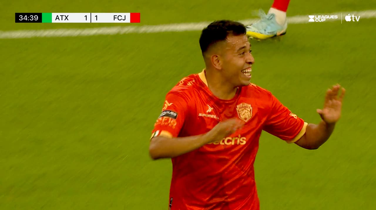 Sebastián Saucedo centra y el balón termina en las redes