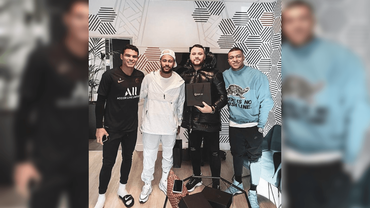 <b>Invitados de lujo</b>
<br>Thiago Silva, Neymar Jr. y Mbappé aparecieron con los diseñadores de estos artículos y recibieron su regalo, todo esto, antes de ser declarados campeones.
