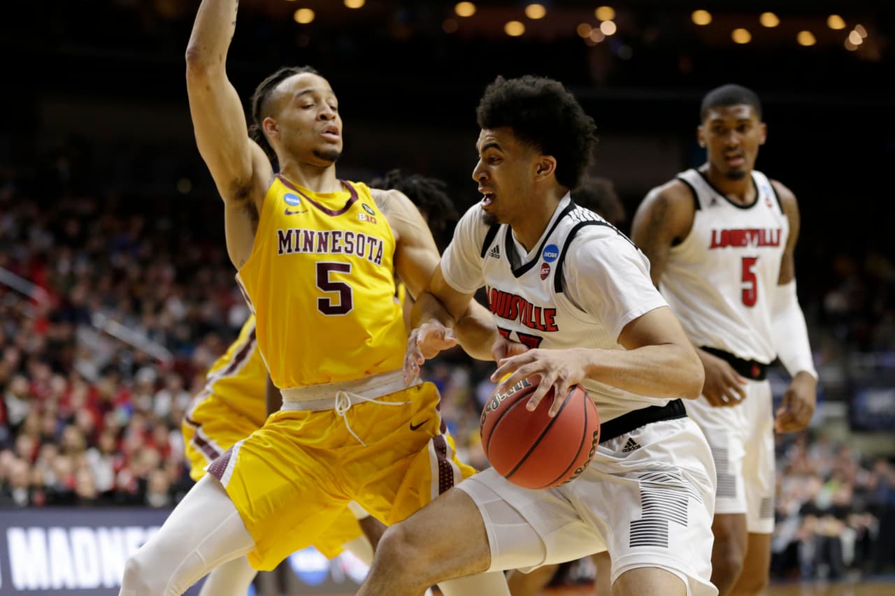 <b>Minnesota (10) 86-76 Louisville (7)</b>. Los Golden Gophers ganaron su primer partido en el 'Gran Baile' en seis años y con actuación del novato Gale Kalscheur (24 pts) Minnesota elimina en la Región del Este a los Louisville Cardinals, que estaban mejor ranqueados.