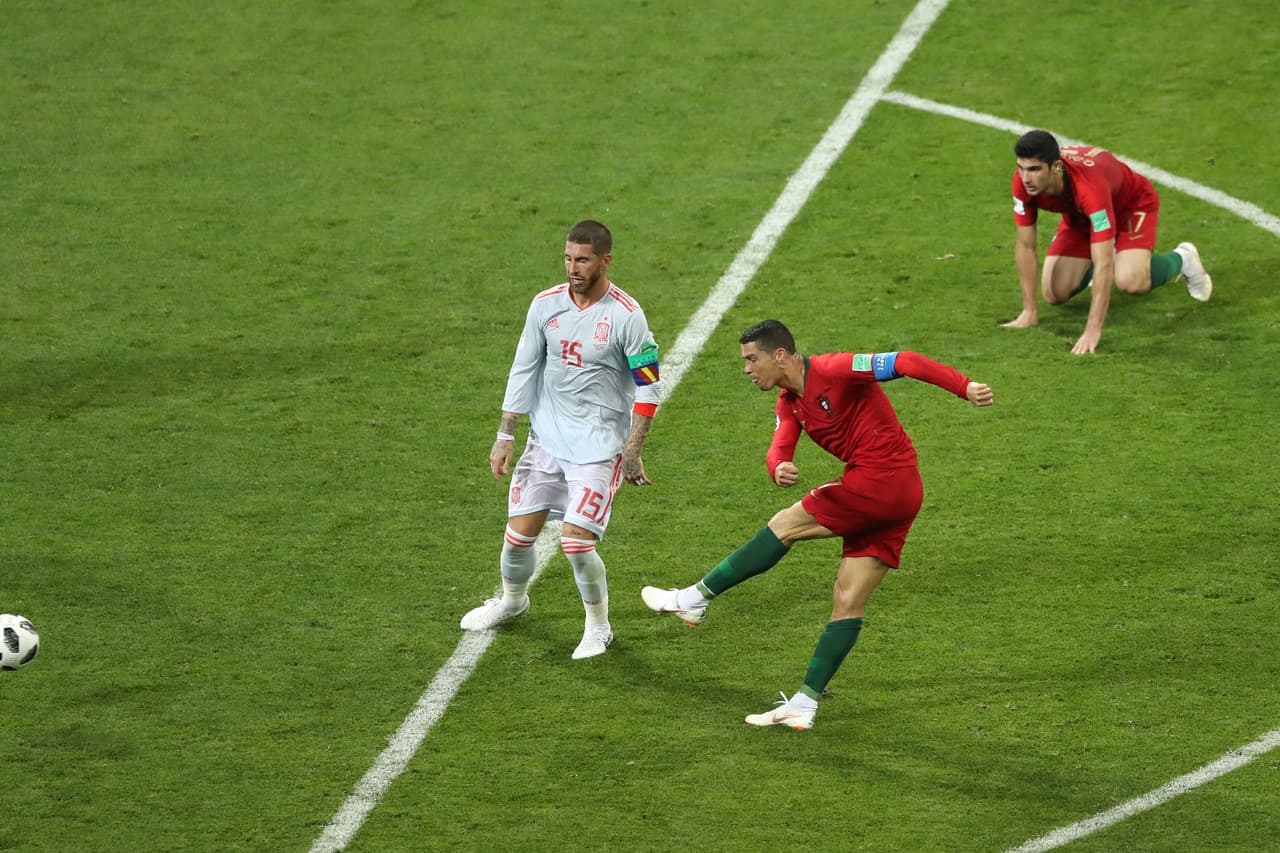 El disparo fue tan potente que no le dio oportunidad al arquero De Gea para reaccionar y por primera vez en un Mundial, Cristiano Ronaldo marcaba más de un gol en una Copa del Mundo.