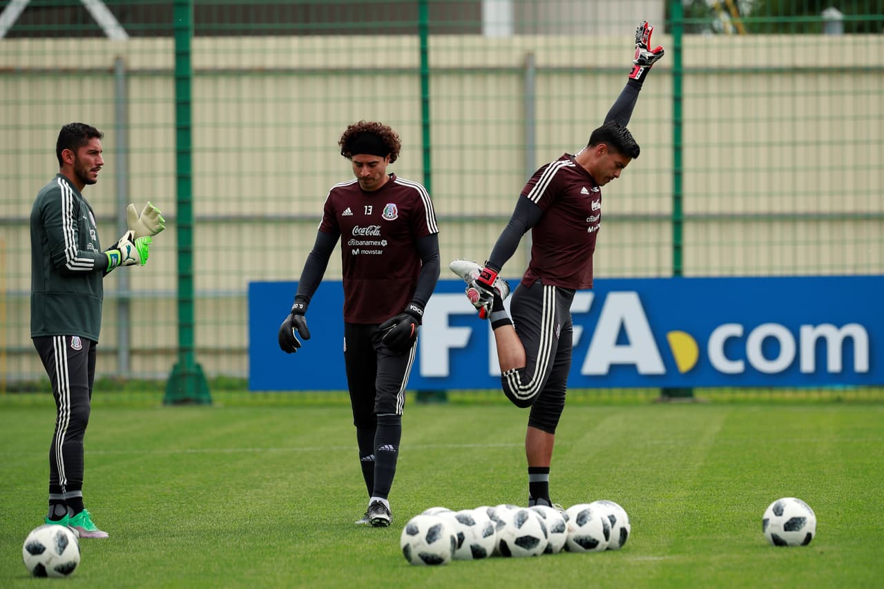 Los arqueros viven una disputa por la titular y por eso ninguno deja de practicar con todo.