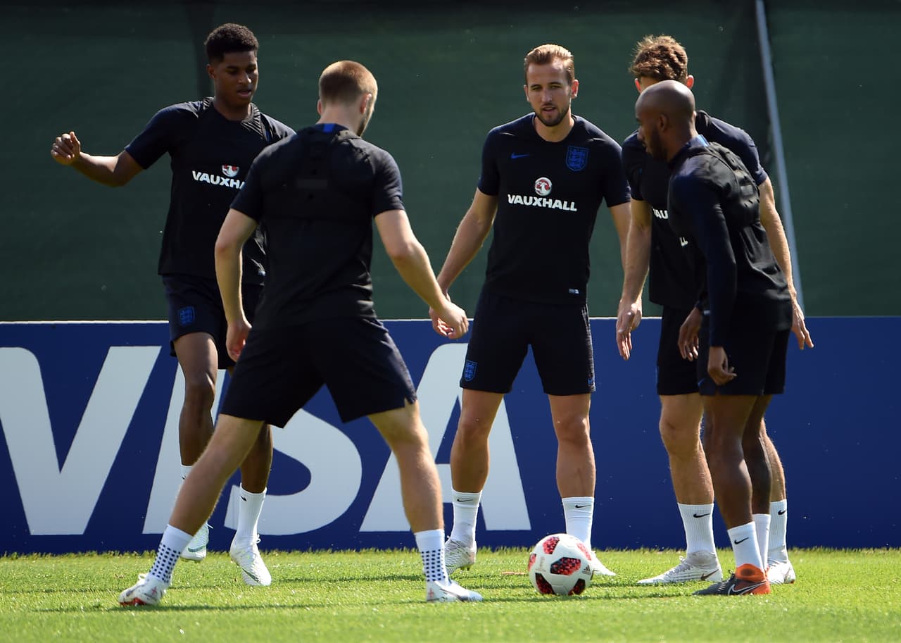 Jugando al rondo, los ingleses pasaban un buen rato para dejar atrás la amargura de la derrota con Croacia.