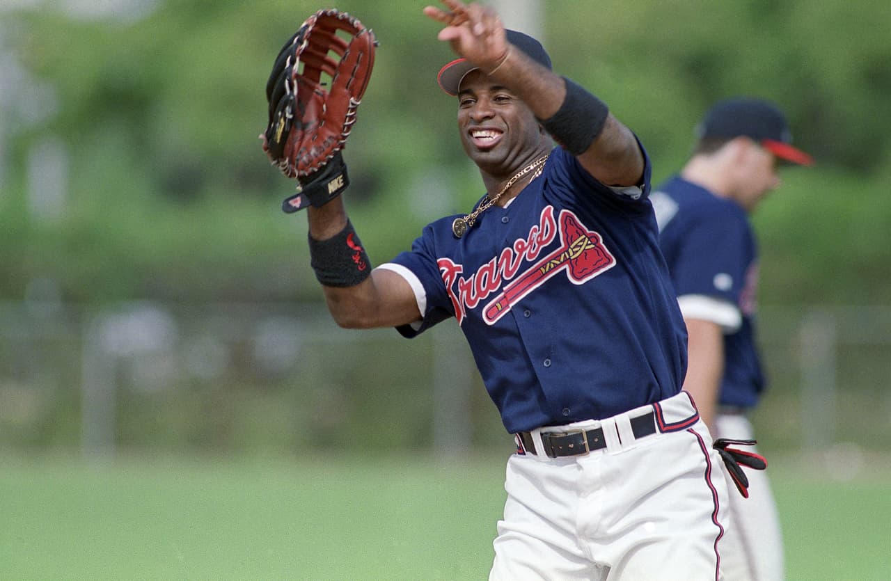 <b>Deion Sanders | CB Dallas Cowboys (Salón de la Fama)</b>
<br>
<br>
<b>Draft de béisbol:</b> Sanders fue reclutado dos veces como jardinero: en la sexta ronda tras salir de la preparatoria en 1985 por Kansas City y en la ronda 30 por los New York Yankees en 1988.
<br>
<br>
<b>Draft de la NFL:</b> Fue la quinta selección global en el Draft 1989, por los Atlanta Falcons.
<br>
<br>
<b>Recuento:</b> "Neon Deion" es considerado uno de los mejores esquineros en la historia de la NFL y fue incluido en el Salón de la Fama del Fútbol Americano Profesional en 2011. Sanders también jugó en las Grandes Ligas durante casi nueve temporadas. Es el único jugador en la historia en jugar una Serie Mundial y un Super Bowl. Y, en 1989, se convirtió en el único jugador en la historia en conectar un jonrón en las mayores y anotar un TD en la NFL en la misma semana.
