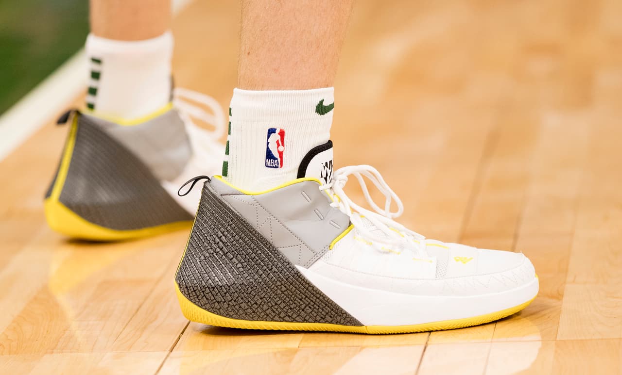 <b>Pat Connaughton</b>, guardia de los 
<b>Milwaukee Bucks</b> portando unos vistosos Jordan Why Not Zer0.1 en la serie.