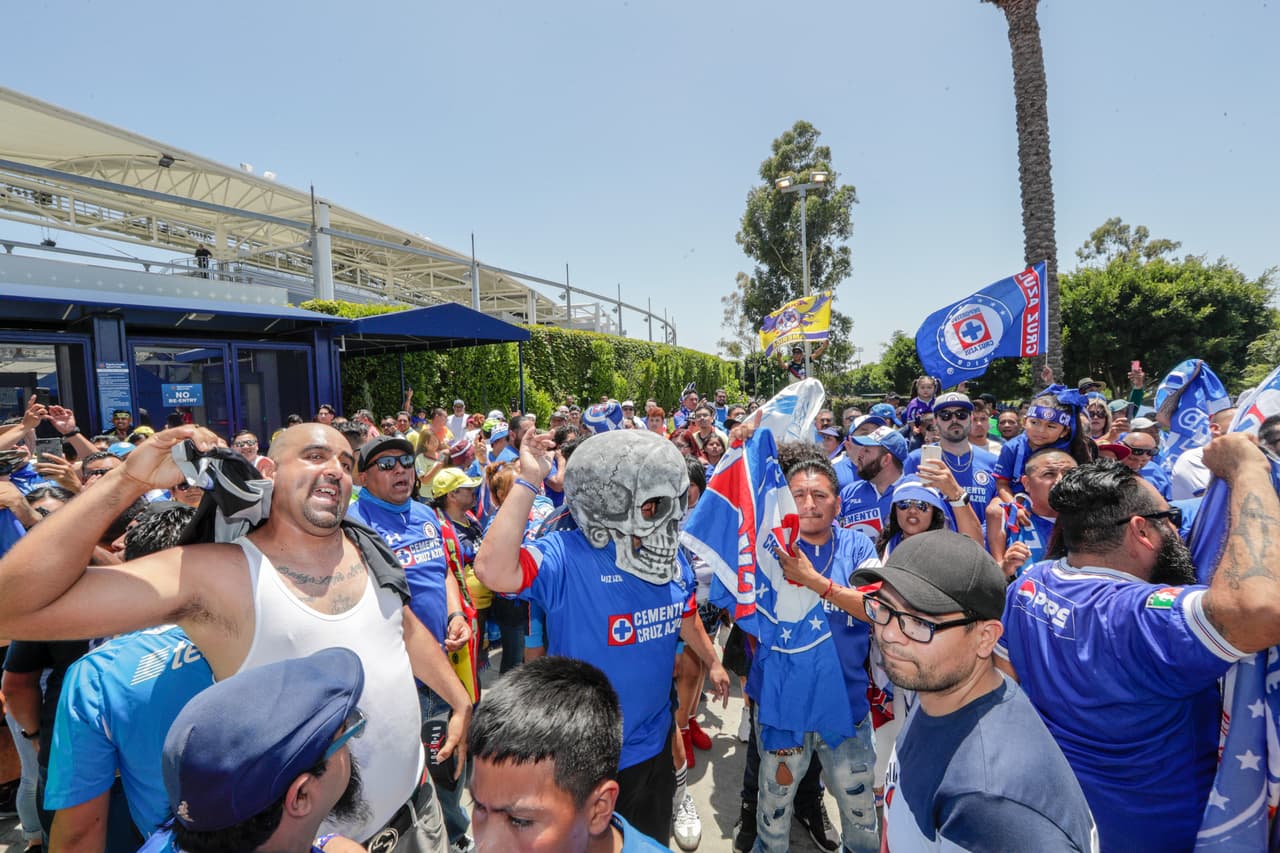 Con este gran ambiente y colorido, los apasionados fans de Necaxa y Cruz Azul, le dieron la bienvenida a sus amados clubes previo a que disputaran la Supercopa MX, que congrega a los dos pasados monarcas de las ediciones recientes de la Copa MX en un trofeo que desata pasiones. Así se vivió el color antes del arranque del cotejo en Los Ángeles.