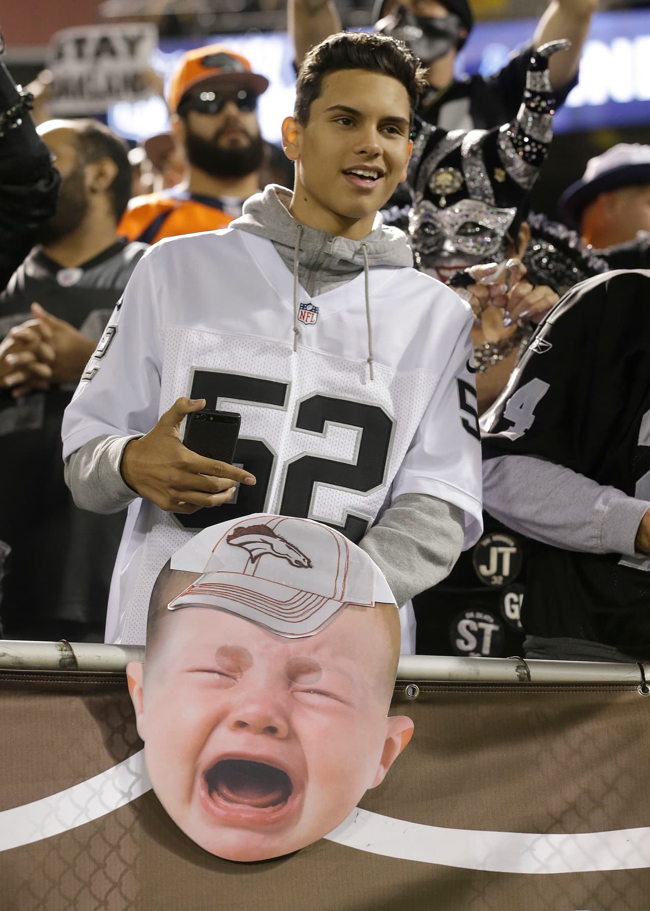 Graciosa careta de este fan de los Raiders, su equipo venció a los Broncos.