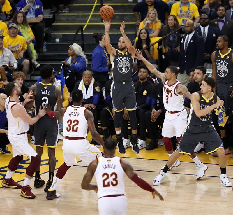 A cada triple que conseguía Steph, no sólo los aficionados se emocionaron por la hazaña del francotirador, sino también sus compañeros, por las cosas tan increíbles que hace en tiros lejanos.