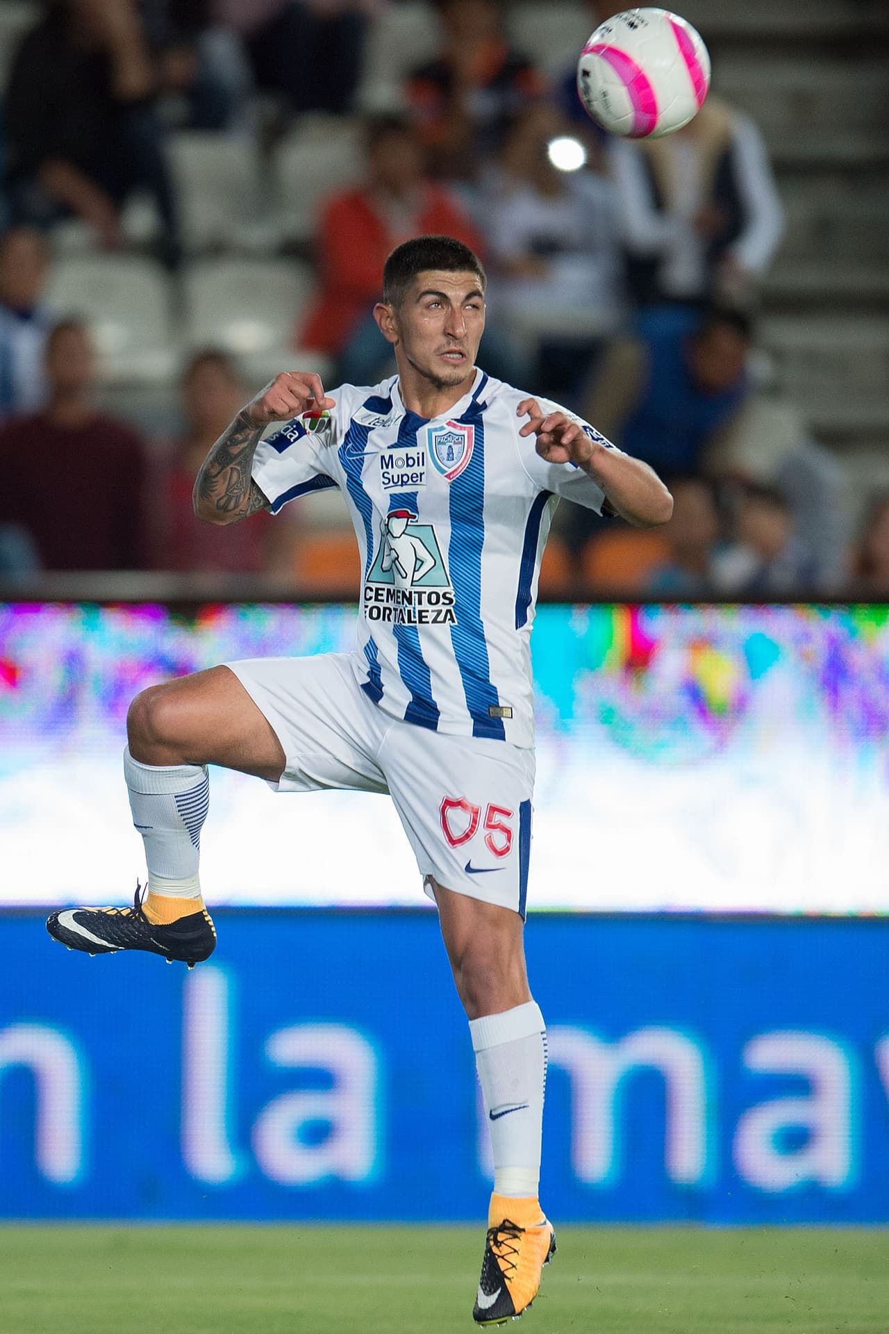 Si bien actualmente se recupera de la cirugía que se le practicó en las últimas horas, Víctor Guzmán es, sin duda, uno de los jugadores con mayor proyección en la Liga MX.