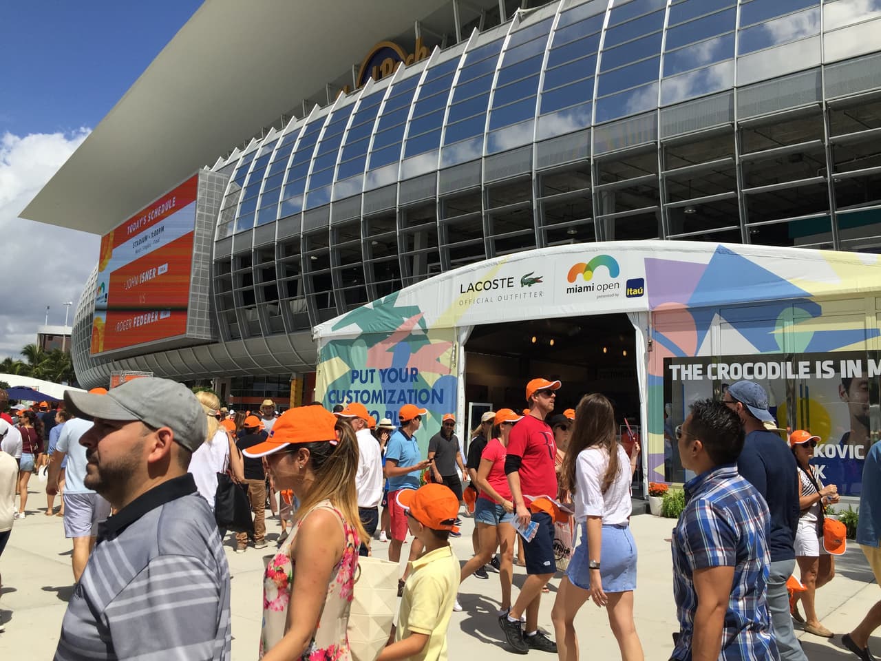 Gran colorido en la Final del Miami Open donde Roger Federer y John Isner disputaron el título en el Hard Rock Stadium de Miami.