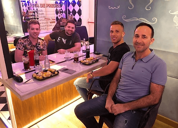 El mediocampista brasileño Arthur (segundo de derecha a izquierda) en un restaurante de Barcelona para adaptarse a su nueva ciudad y su nuevo club.