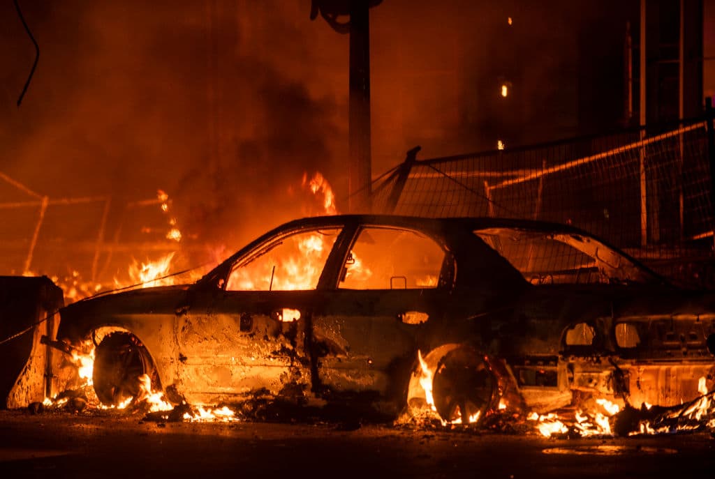 <b>Un auto se quema en Minneapolis.</b> Varias empresas y hogares resultaron dañados después de la muerte de George Floyd en un arresto en esa ciudad. Manifestantes se enfrentaron a la policía el miércoles durante la segunda noche de protestas. 
<br>