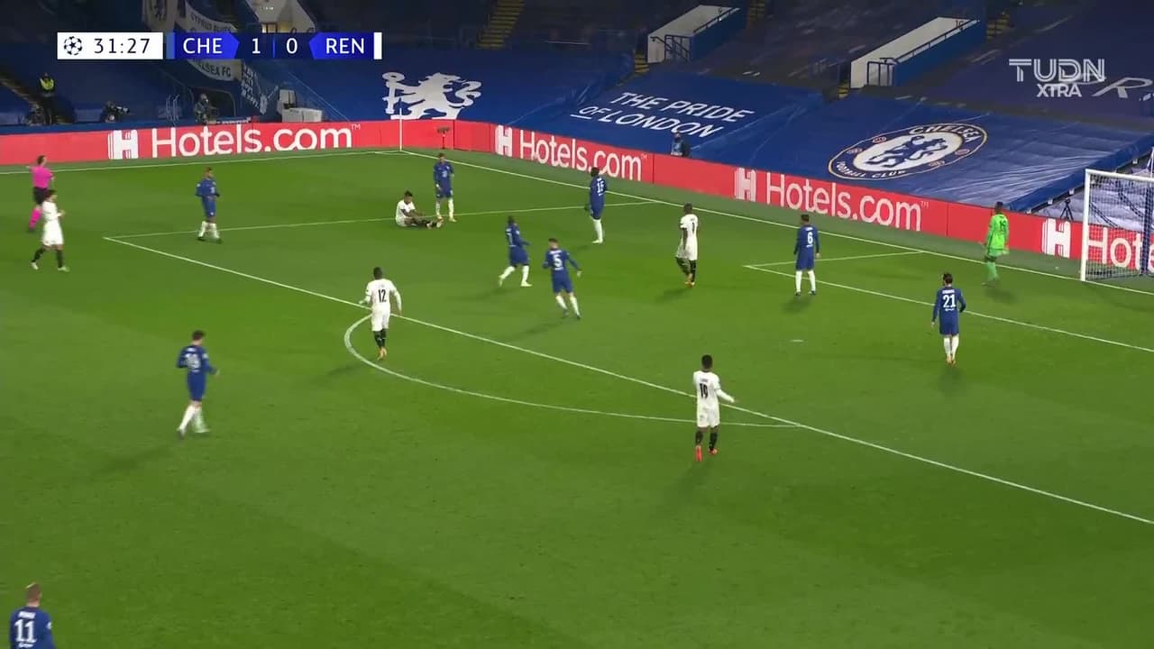 Tarjeta amarilla. El árbitro amonesta a Hakim Ziyech de Chelsea.