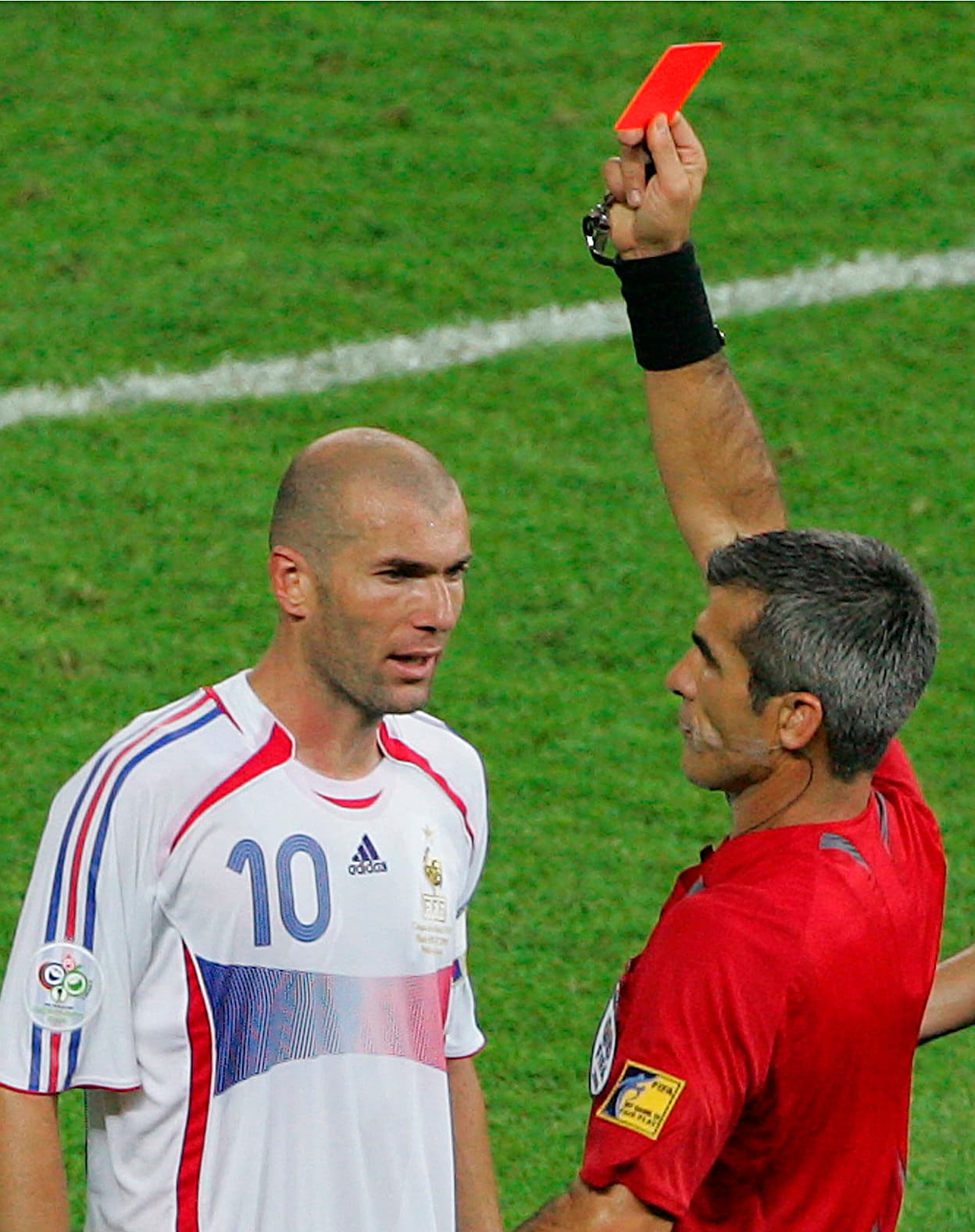 El central mostró la tarjeta roja a Zidane, en su último partido como profesional, por una agresión sin balón.