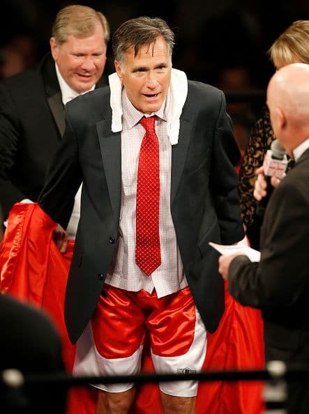 Y con la música de "I will survive" (Sobreviviré) de fondo, el anuncio..."En la esquina roja, con récord de 0-0, Sub campeón de Estados Unidos en las elecciones presidenciales del 2012: Mitt Romney"