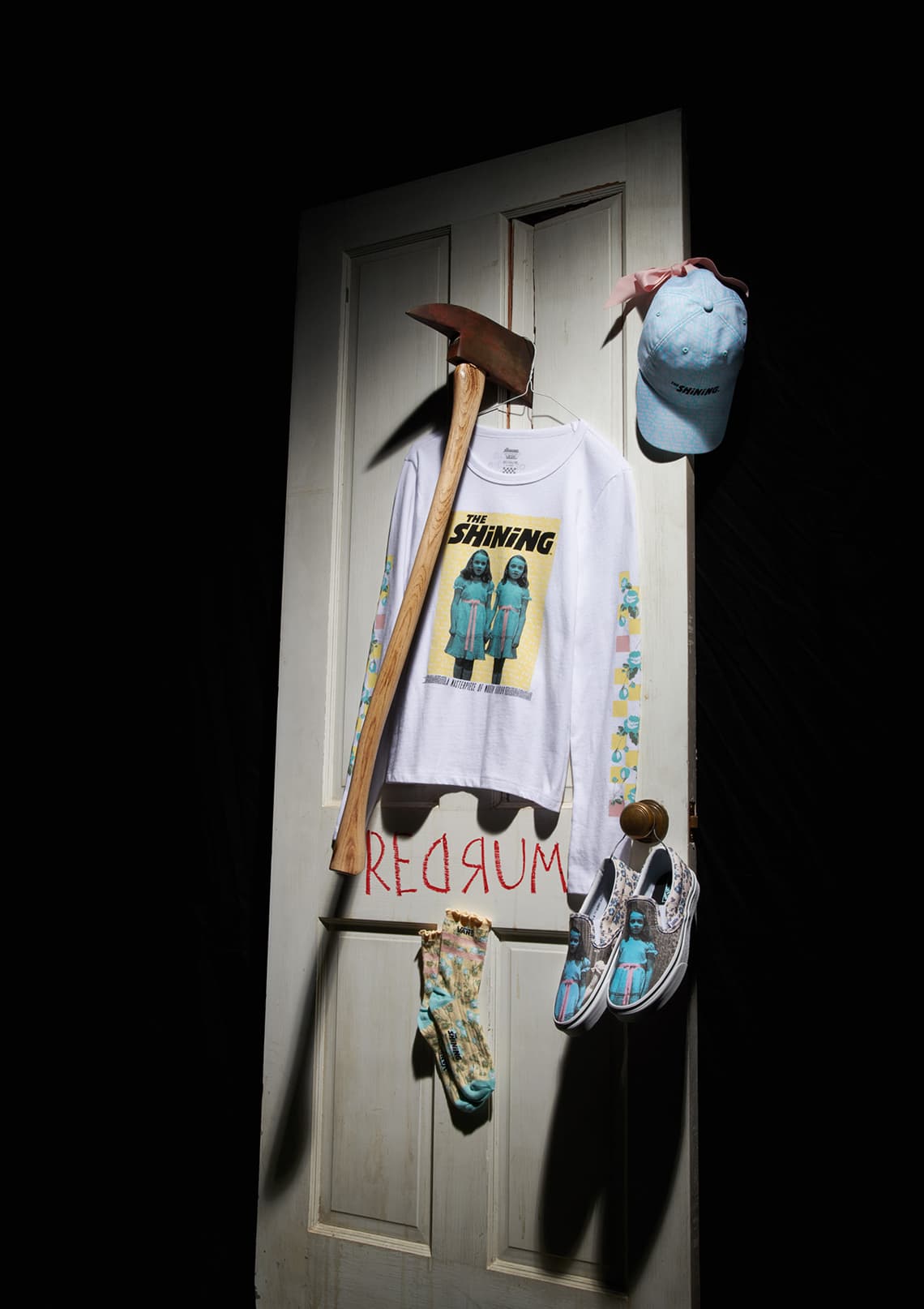 Las gemelas Grady de "The Shining" están representados con una ilustración de estilo retro en esta elegante camiseta de manga larga.