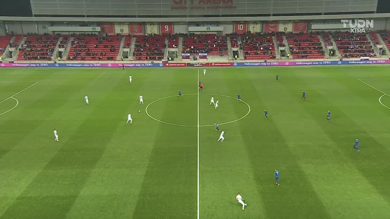 Arranca el partido y la pelota está en juego.