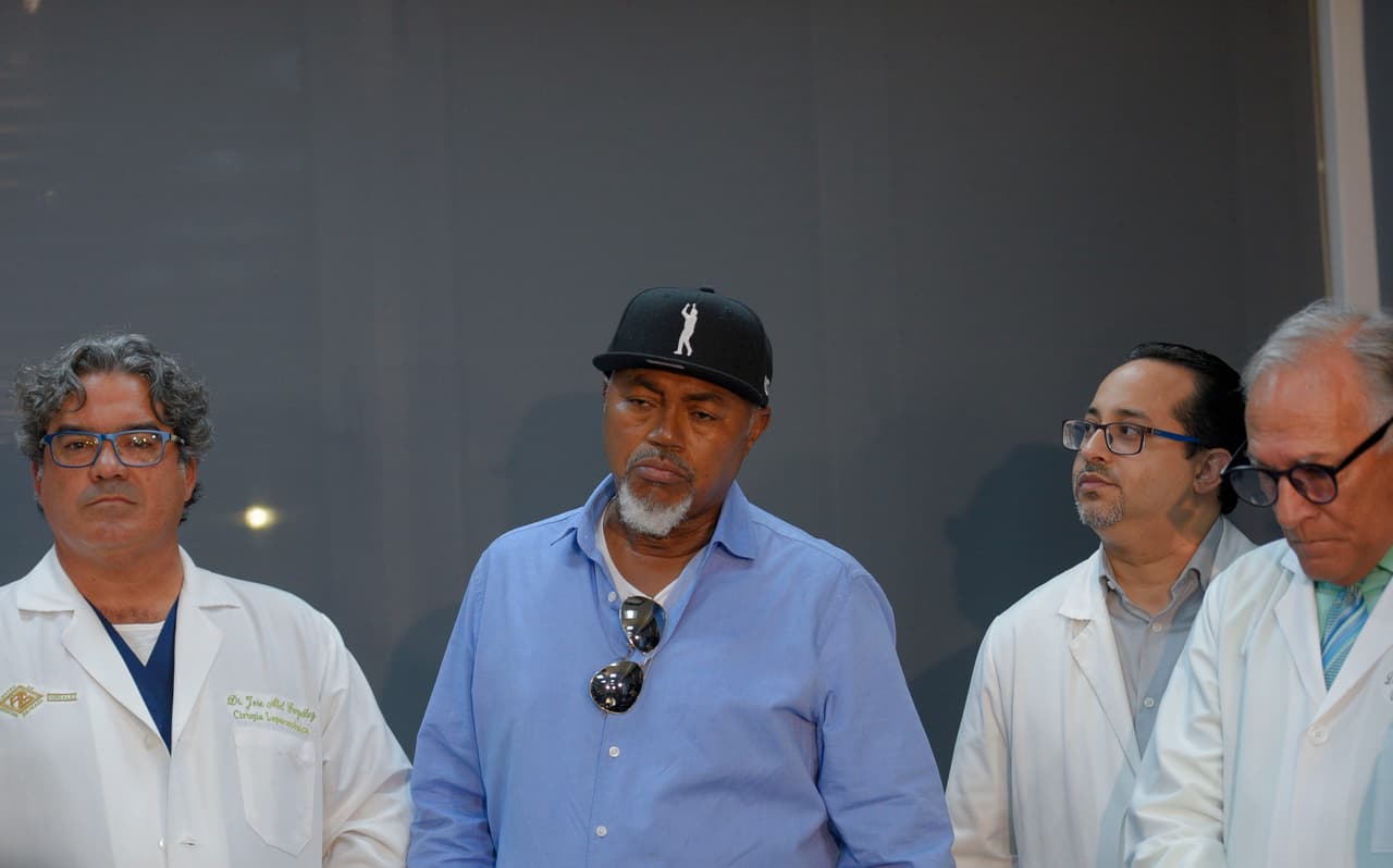 Médicos en la capital dominicana extirparon la vesícula y parte de los intestinos de Ortiz, quien fue llevado el lunes por la noche en un avión-ambulancia a Boston, para recibir más tratamiento, incluida una cirugía exploratoria de dos horas. En la foto, de camisa azul, aparece su padre, Leo.