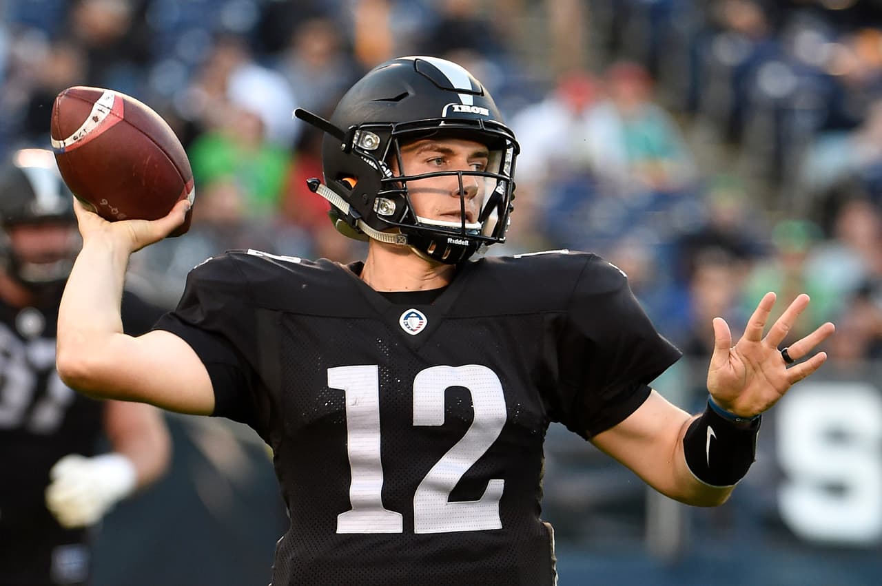 El QB mexicano Luis Pérez regresa a la NFL: firmó por un año con los Eagles