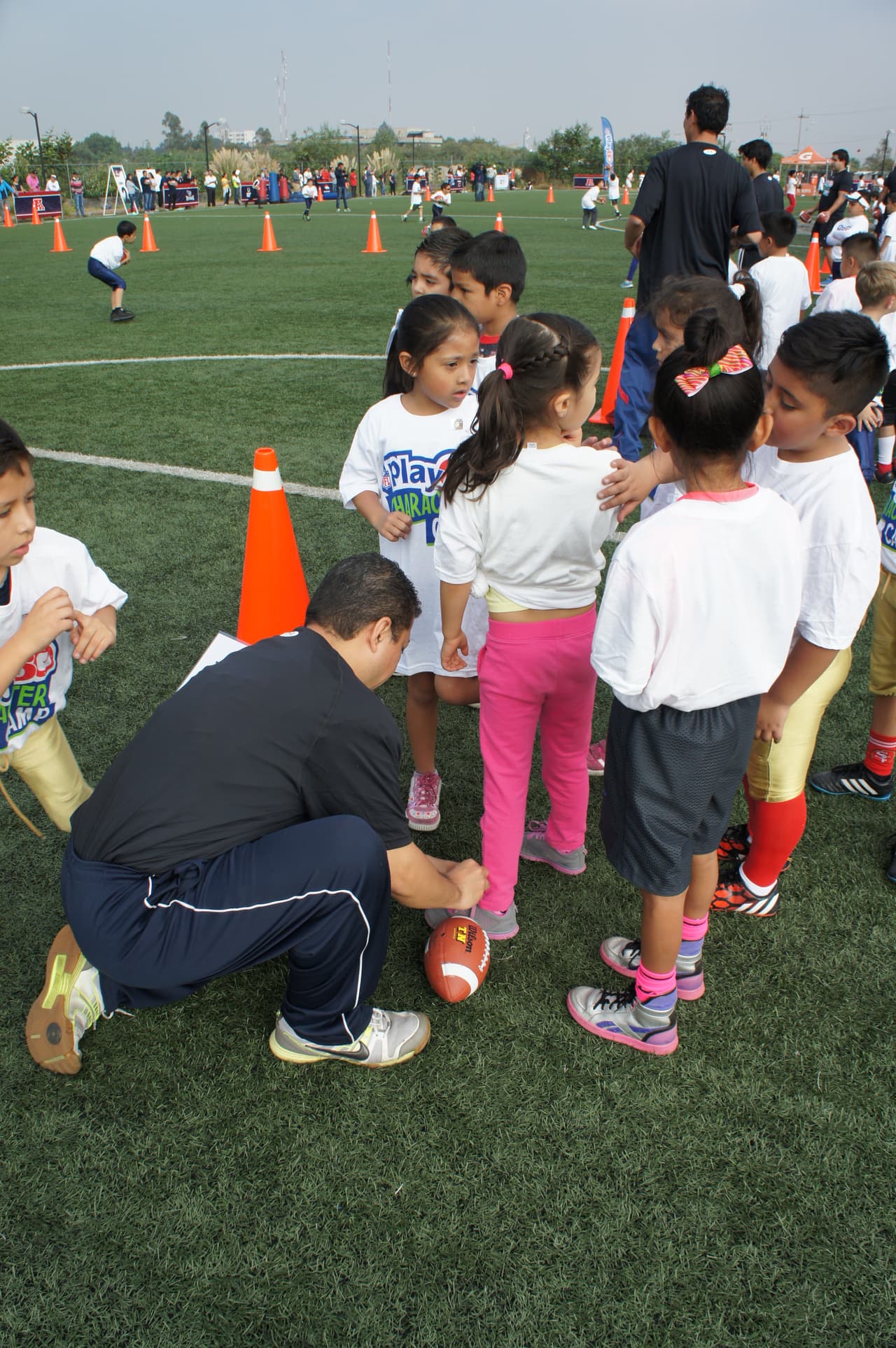 En el Play 60 Character Camp, Anthony Muñoz compartió los valores del juego e inspira a otros niños a tener un mejor comportamiento y participación en la comunidad.